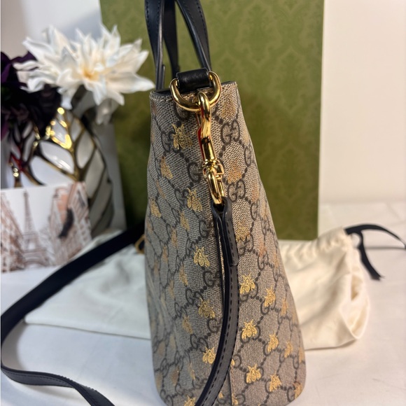 Beautiful Gucci Bee Tote Sold - Picture 4 of 16